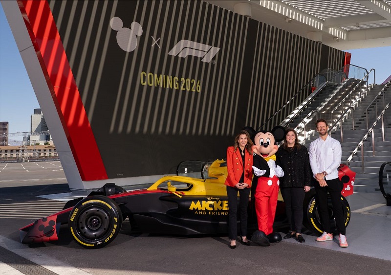 Tasia Filippatos, President of Disney Consumer Products, Topolino, Emily Prazer, Chief Commercial Officer of Formula 1® e l’ex pilota di Formula 1® Romain Grosjean posano con un’auto da corsa Disney x F1 al Grand Prix Plaza di Las Vegas del 19 maggio per celebrare l'annuncio ufficiale della collaborazione (foto di Tony Rodriguez).